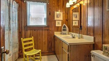 House, 6 Bedrooms | Bathroom