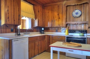 House, 6 Bedrooms | Private kitchen