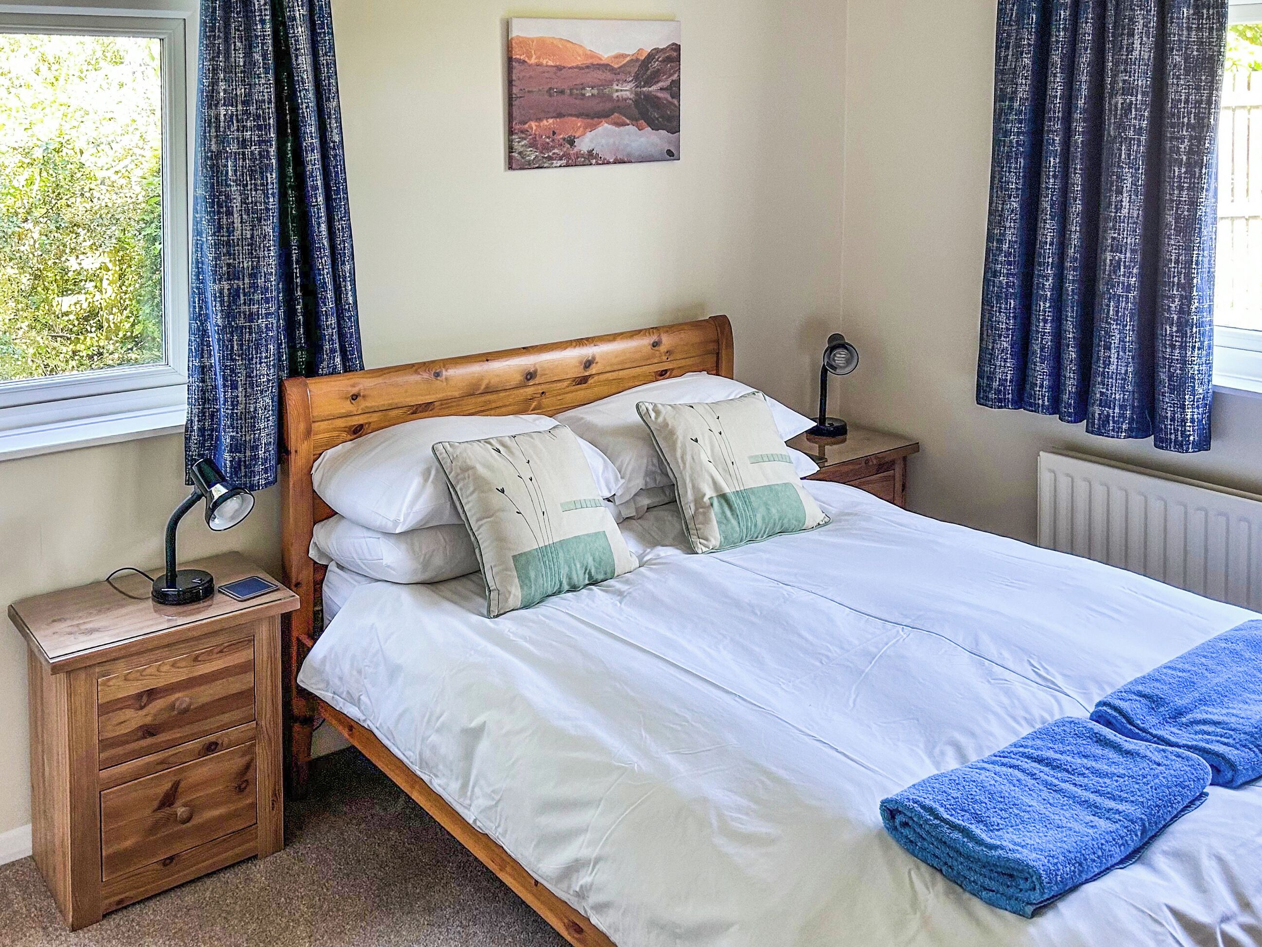 5 bedrooms, WiFi (free), bed sheets