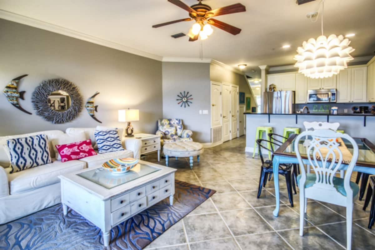 Condo, 3 Bedrooms | Living room | 30-inch TV with digital channels