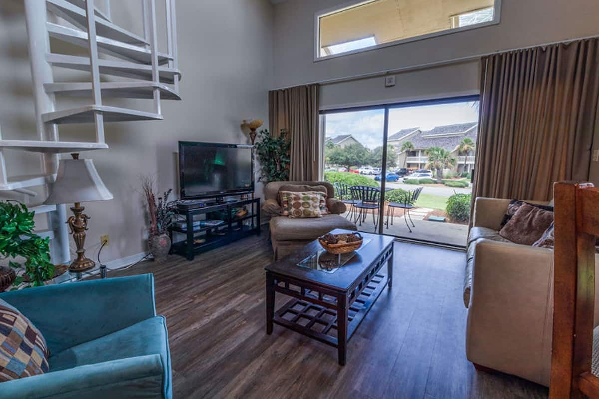 Condo, 2 habitaciones | Sala de estar | Televisión de 30 pulgadas con canales digitales