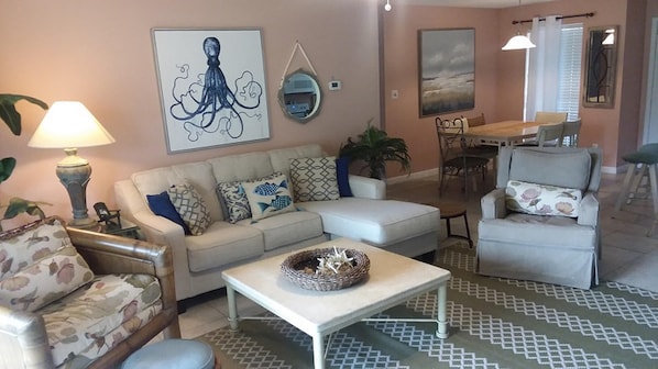 Condo, 3 Bedrooms | Living room