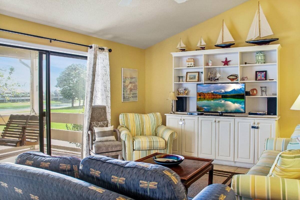 Condo, 2 Bedrooms | Living room