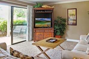 Condo, 1 quarto | Sala de estar | TV 30 polegadas com canais digitais