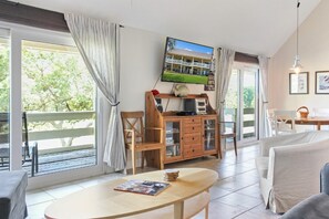 Condo, 2 Bedrooms | Living room