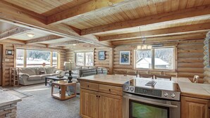 L’intérieur d’une cabane en rondins comprend un salon, un coin repas et une cuisine.