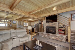 Smart TV y chimenea 