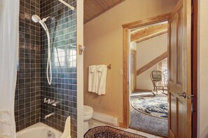 Ensemble douche/baignoire, sĂšche-cheveux, serviettes fournies