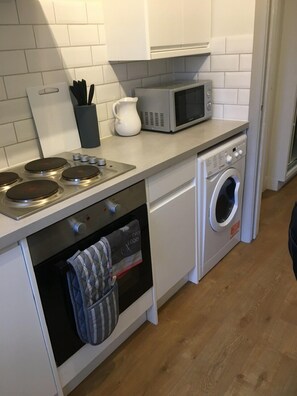 Kjøleskap, mikrobølgeovn, ovn og kokeplater