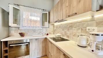 Frigorífico, horno, placa de cocina y cafetera o tetera