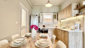 Frigorífico, horno, placa de cocina y cafetera o tetera