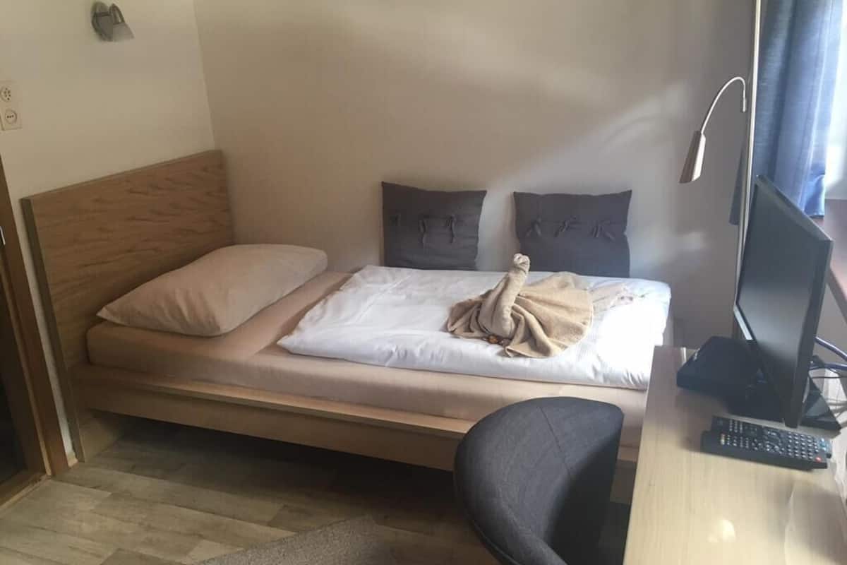 Eenpersoonskamer | Een bureau, gratis wifi, beddengoed