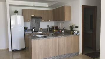 Cookware/dishes/utensils