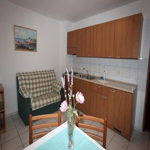 TV - Two bedroom apartment double bed (Cres)
