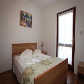 2 bedrooms - Two bedroom apartment double bed (Cres)