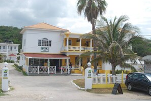 Fachada de la propiedad