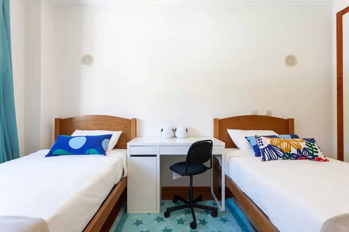 Habitación con 2 camas individuales | Cortinas opacas, tabla de planchar con plancha, wifi gratis