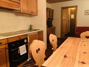 Fridge, oven, dishwasher, cookware/dishes/utensils
