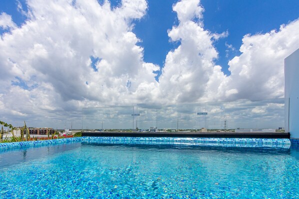 Una piscina al aire libre