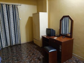 Een kluis op de kamer, geluiddichte muren, een strijkplank/strijkijzer