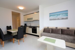 Apartment (8) | Wohnbereich | 120-cm-LCD-Fernseher mit Kabelempfang, Fernseher