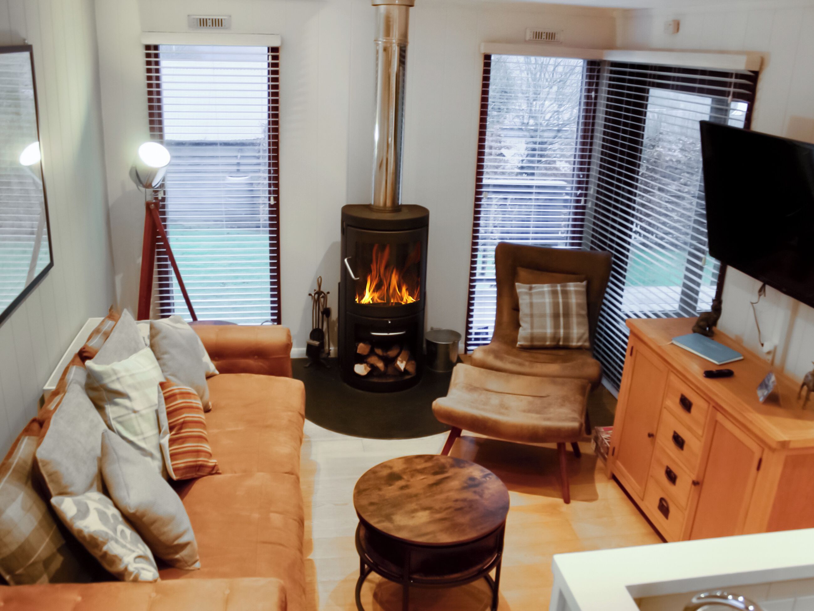 TV, fireplace