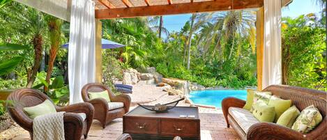 Een buitenzwembad en een verwarmd zwembad