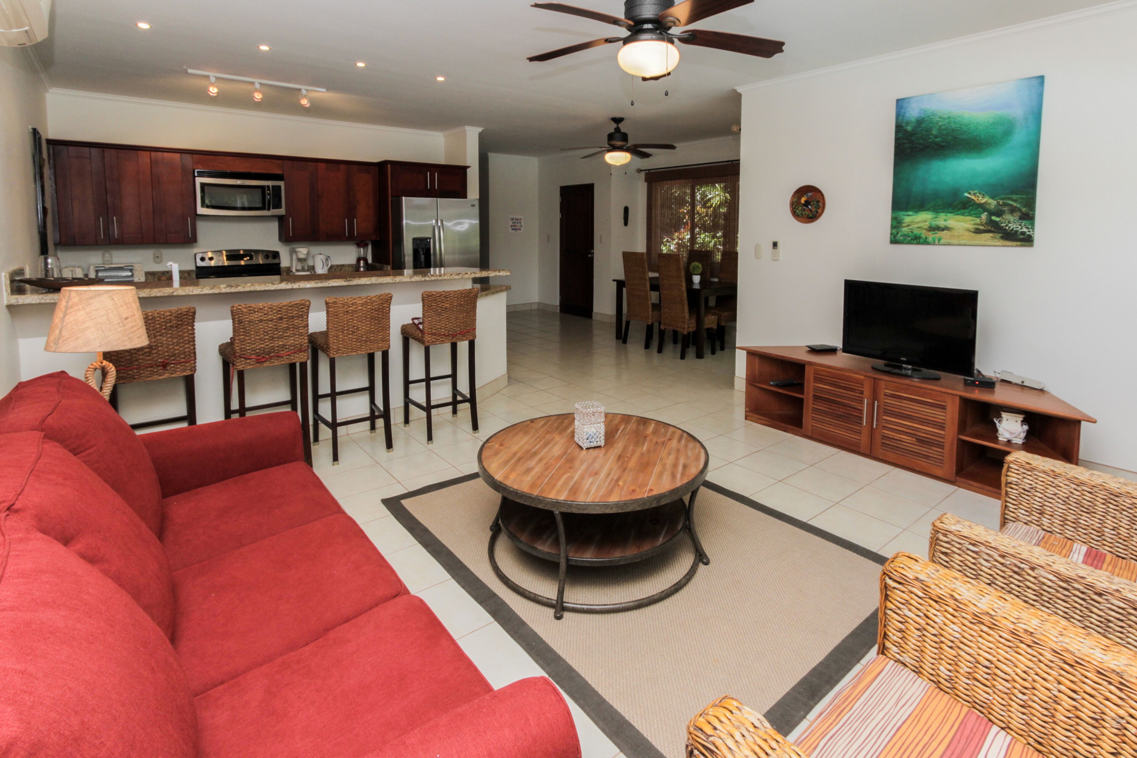 Luxury Condo, 2 Bedrooms, Pool Access, Pool View | Ruang tamu