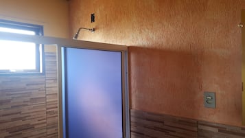 Habitación cuádruple, varias camas | Baño | Regadera, toallas, jabón, shampoo