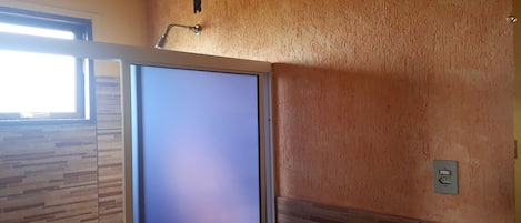 Chambre Quadruple, plusieurs lits | Salle de bain