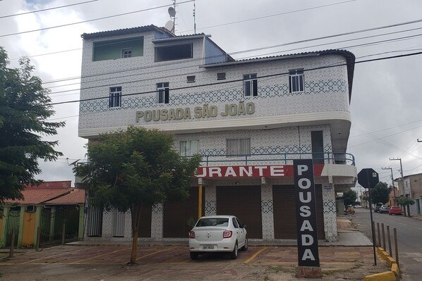 Vista frontal de la propiedad