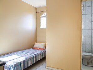 Habitación individual | Tabla de planchar con plancha, wifi gratis y ropa de cama