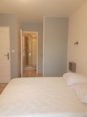 4 chambres, bureau, fer et planche à repasser, lit parapluie