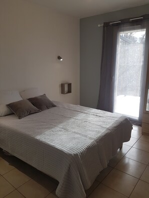 4 chambres, bureau, fer et planche Ă repasser, lit parapluie