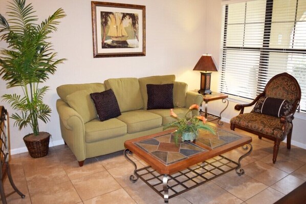 Condo | Sala de estar | Televisión de pantalla plana y reproductor de DVD 