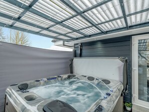 Outdoor spa tub - 2 bedroom accommodation in Caldercruix, near Airdrie (Caldercruix, near Airdrie)