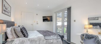 2 bedroom accommodation in Caldercruix, near Airdrie