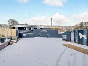 Property grounds - 2 bedroom accommodation in Caldercruix, near Airdrie (Caldercruix, near Airdrie)