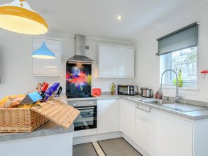 Oven, dishwasher, highchair, freezer - 2 bedroom accommodation in Caldercruix, near Airdrie (Caldercruix, near Airdrie)
