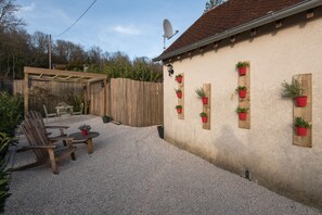 Outdoor dining - J&J Room - Exceptional accommodation near Provins. www.jj-accommodation.fr (Saint-Loup-de-Naud)