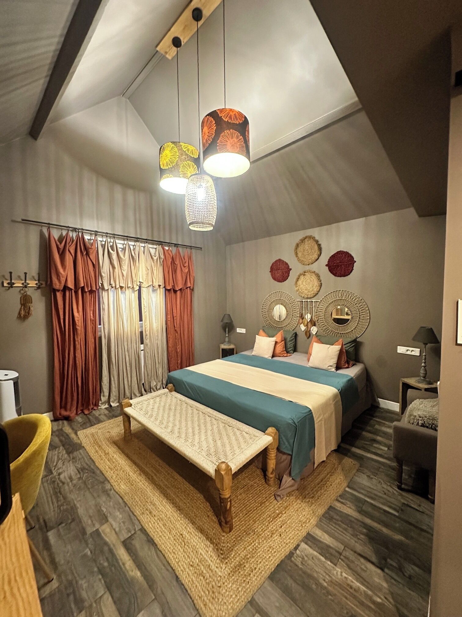 1 bedroom, desk, soundproofing, WiFi