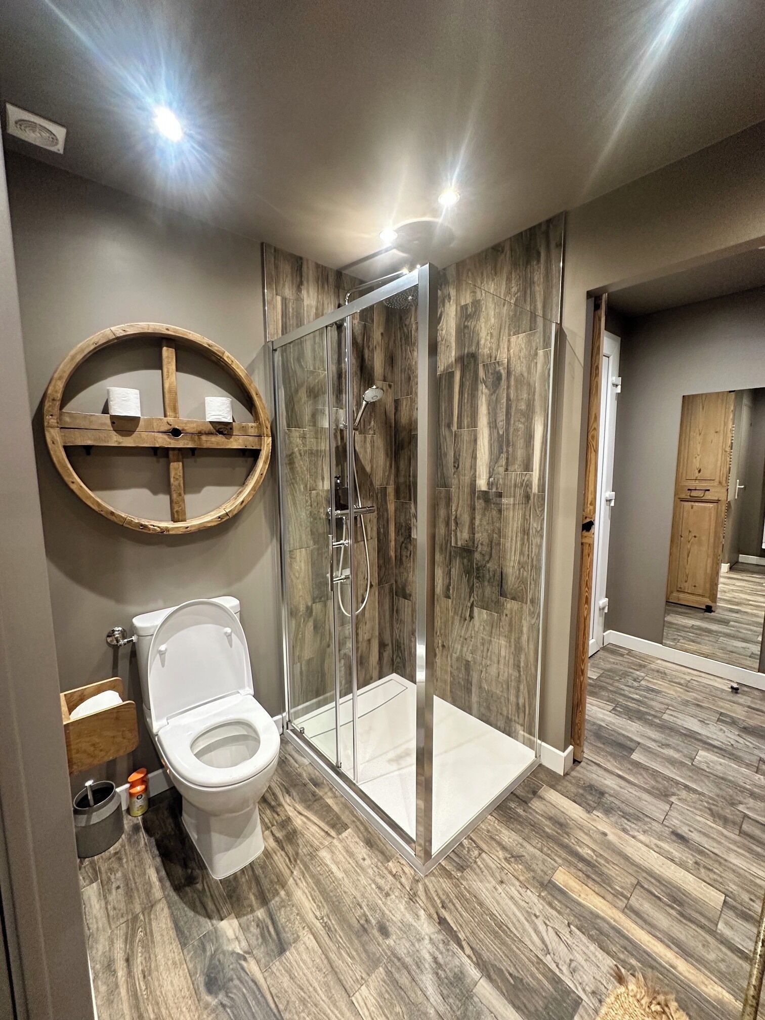 Douche, articles de toilette gratuits, sèche-cheveux
