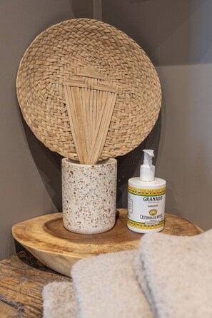 Unclassified image, 2 of 25, button - J&J Room - Exceptional accommodation near Provins. www.jj-accommodation.fr (Saint-Loup-de-Naud)