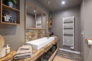 Regadera, amenidades de baño gratuitas, secadora de cabello, toallas 