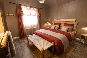 1 bedroom, desk, soundproofing, WiFi