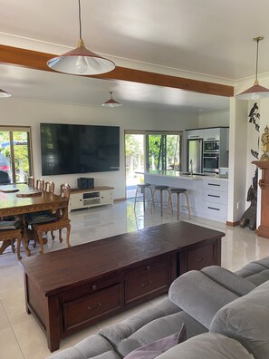 Smart-tv, eldstad, dvd-spelare och ett bordtennisbord