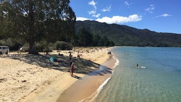 Ubicación cercana a la playa y tumbonas
