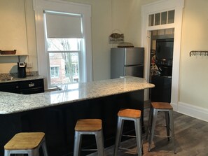 Réfrigérateur, four à micro-ondes, surface de cuisson, lave-vaisselle