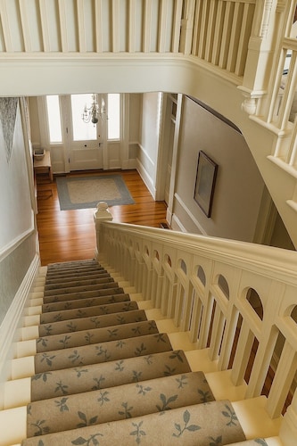 Suite 318 | Spacious, Modern Downtown Suite