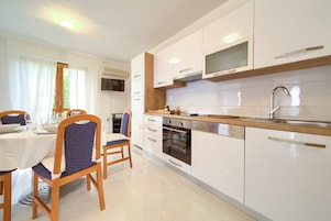 Apartamento básico (2) | Cozinha privada | Geladeira, micro-ondas, cooktop, cafeteira/chaleira